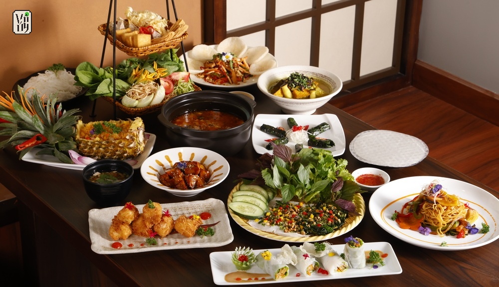 Thưởng thức cơm chiên chay tại nhà hàng chay Vô Úy