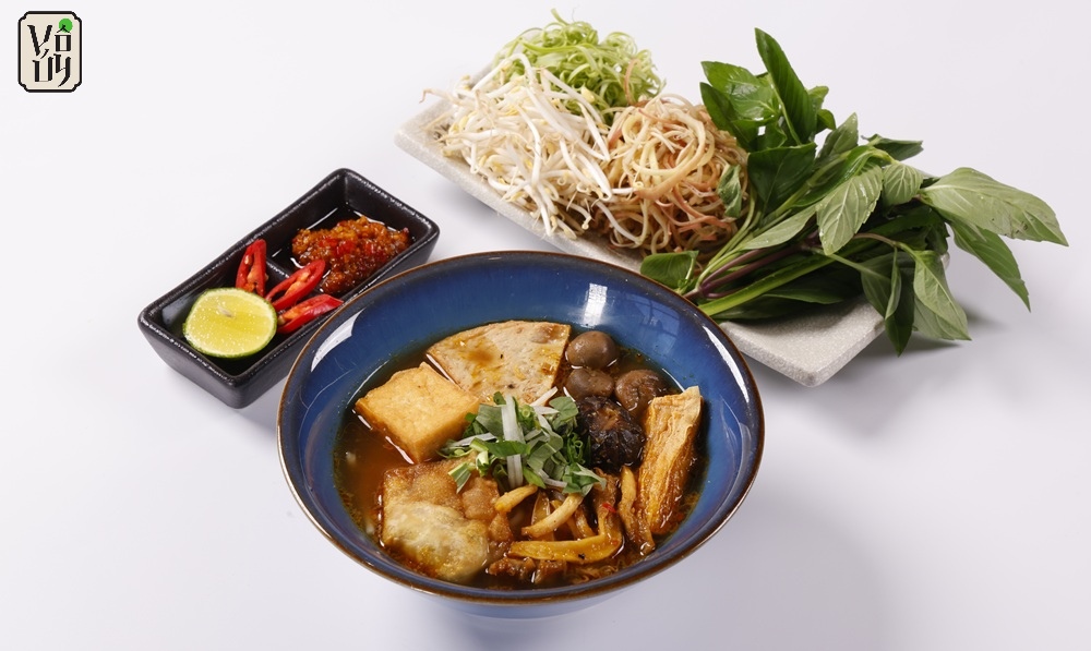 Thưởng thức bún bò Huế chay chuẩn vị tại nhà hàng Vô Úy