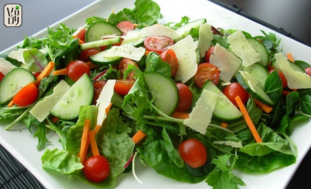 Sơ chế nguyên liệu làm salad rau củ quả