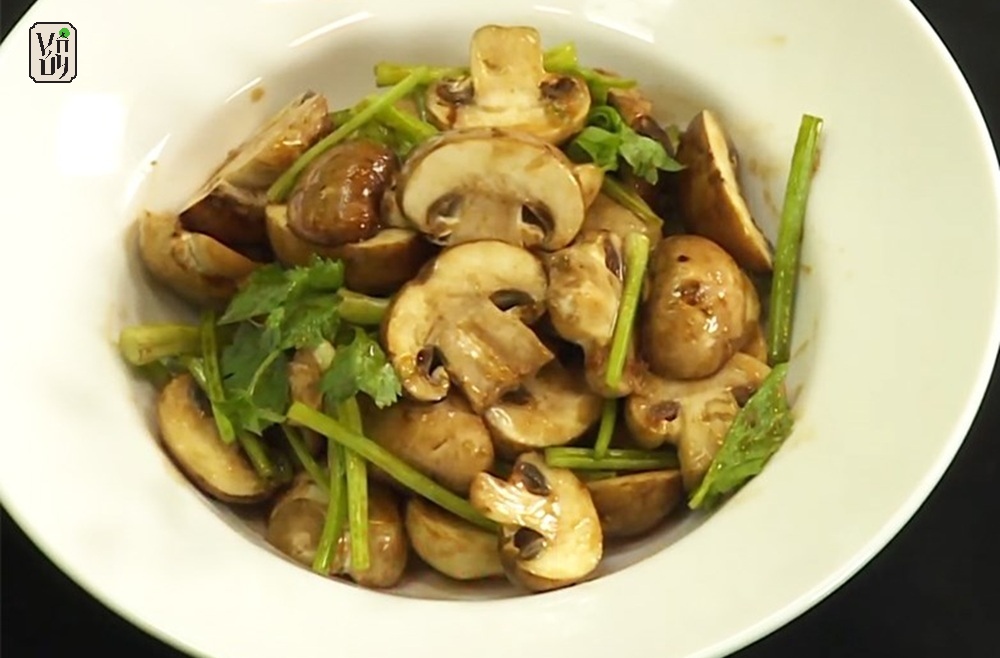 Nấm mỡ xào bơ và cần tây