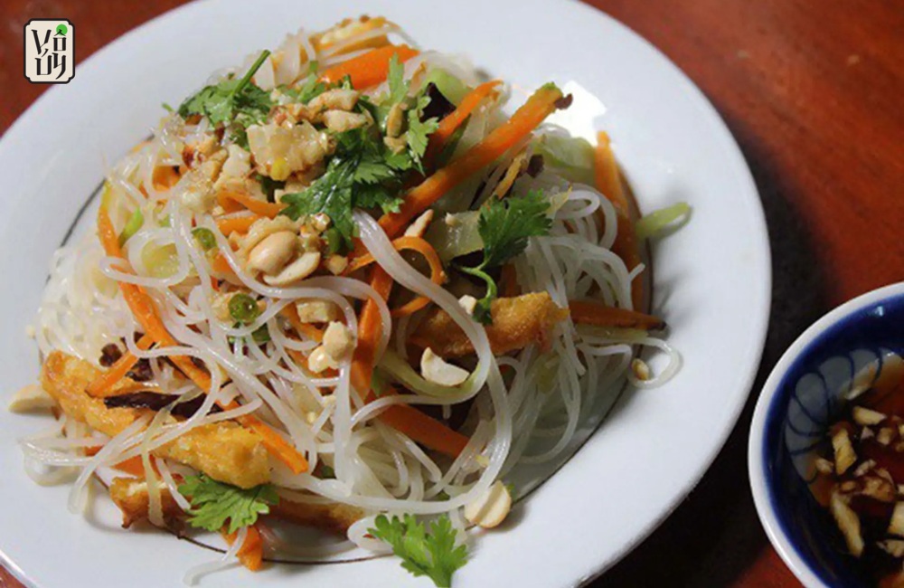 How Many Calories Are in Vegetarian Stir-Fried Rice Noodles?