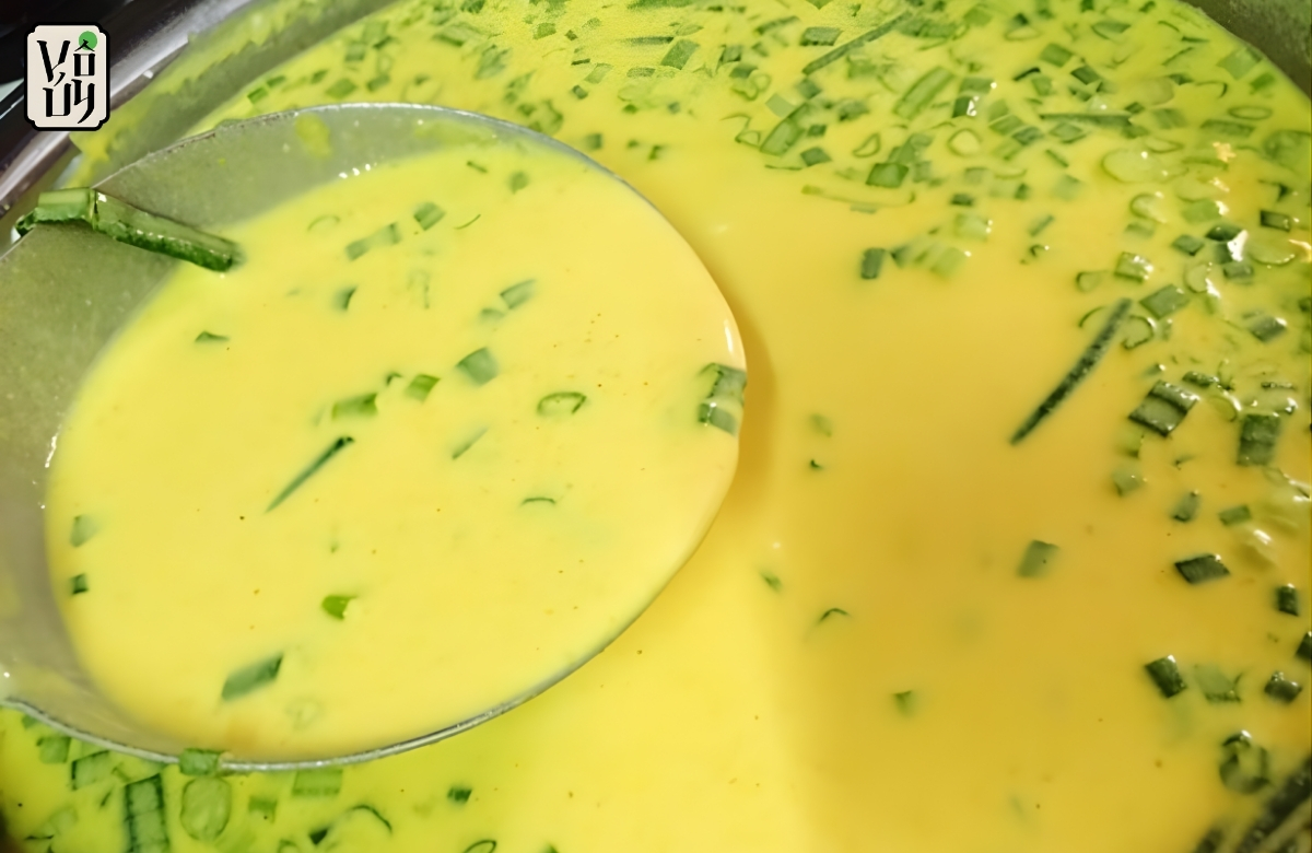 Mix the Banh Xeo Batter