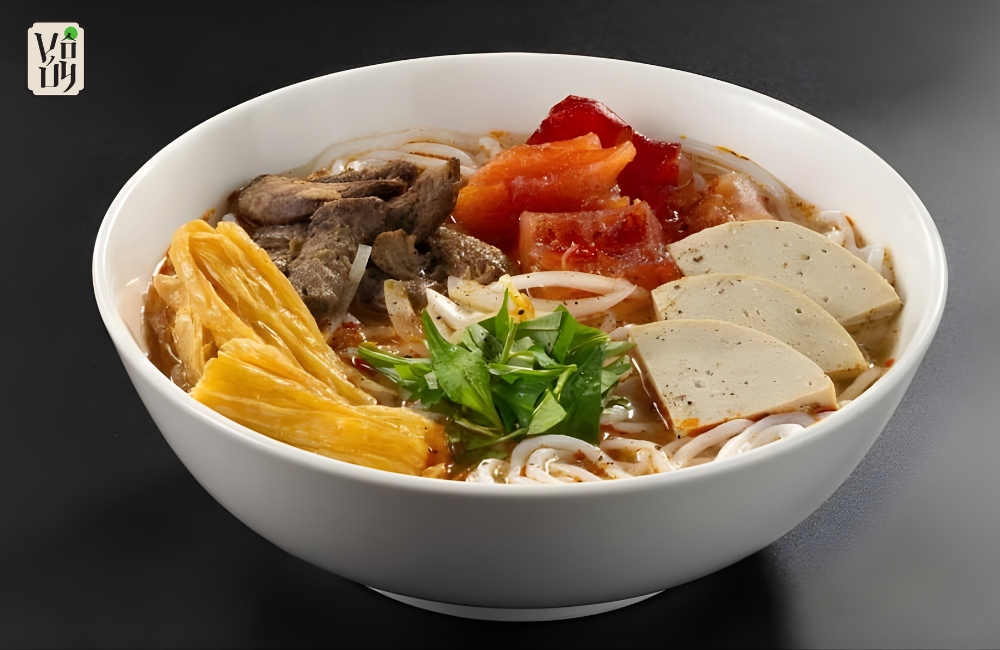 Thưởng thức tô bún bò chay thơm nức mũi