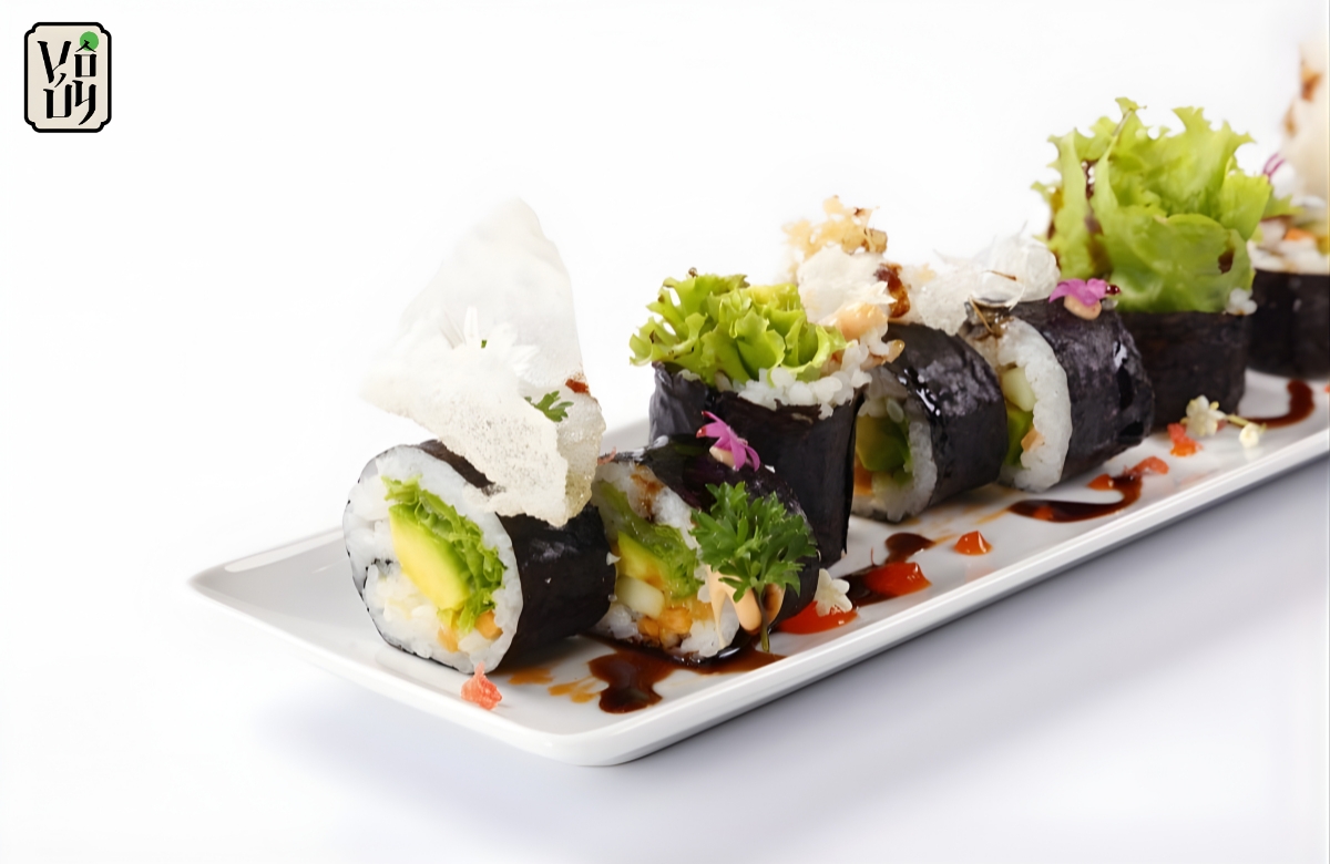 Thưởng thức cơm cuộn chay tại nhà hàng chay Vô Úy