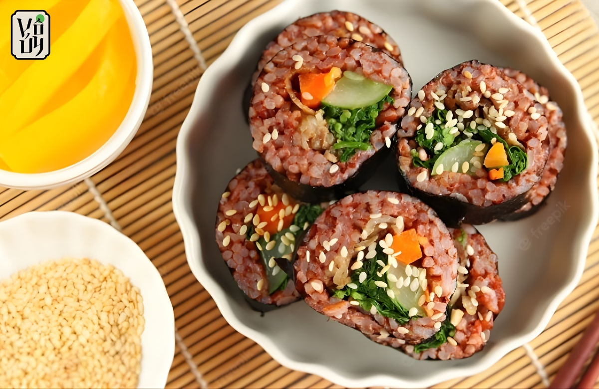 Cơm cuộn thịt bò gạo lứt chay