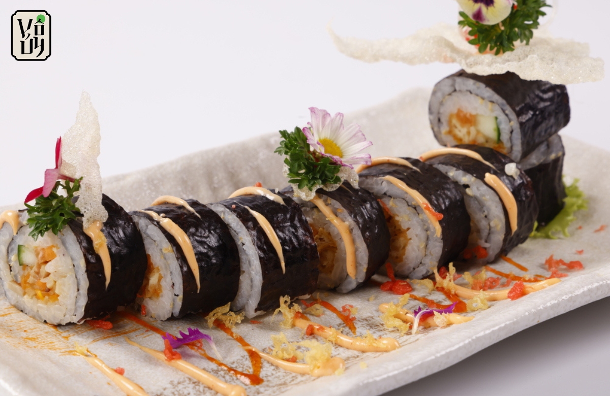 Món cơm cuộn chay ngũ sắc đầy đủ dinh dưỡng cho người ăn chay