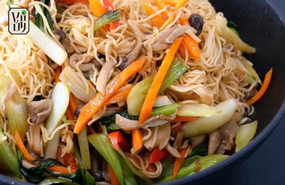 Trộn mì cùng rau củ và nấm