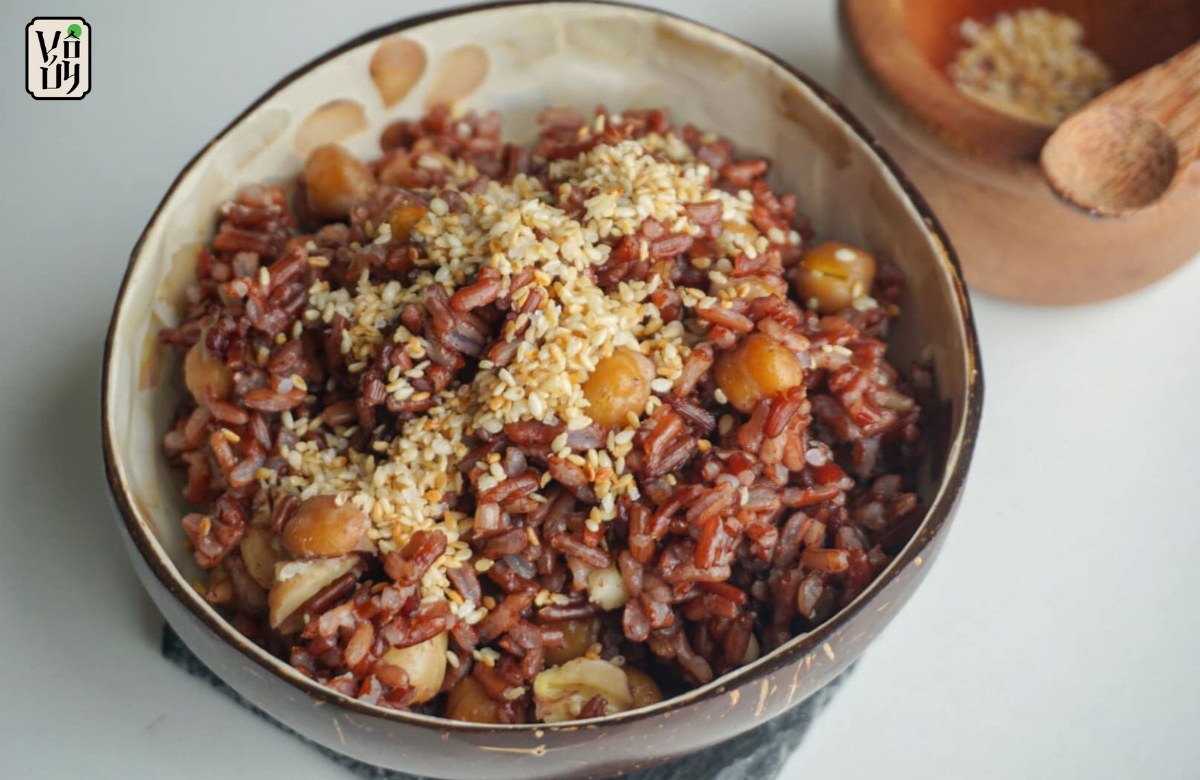 Cơm gạo lứt cùng đậu gà