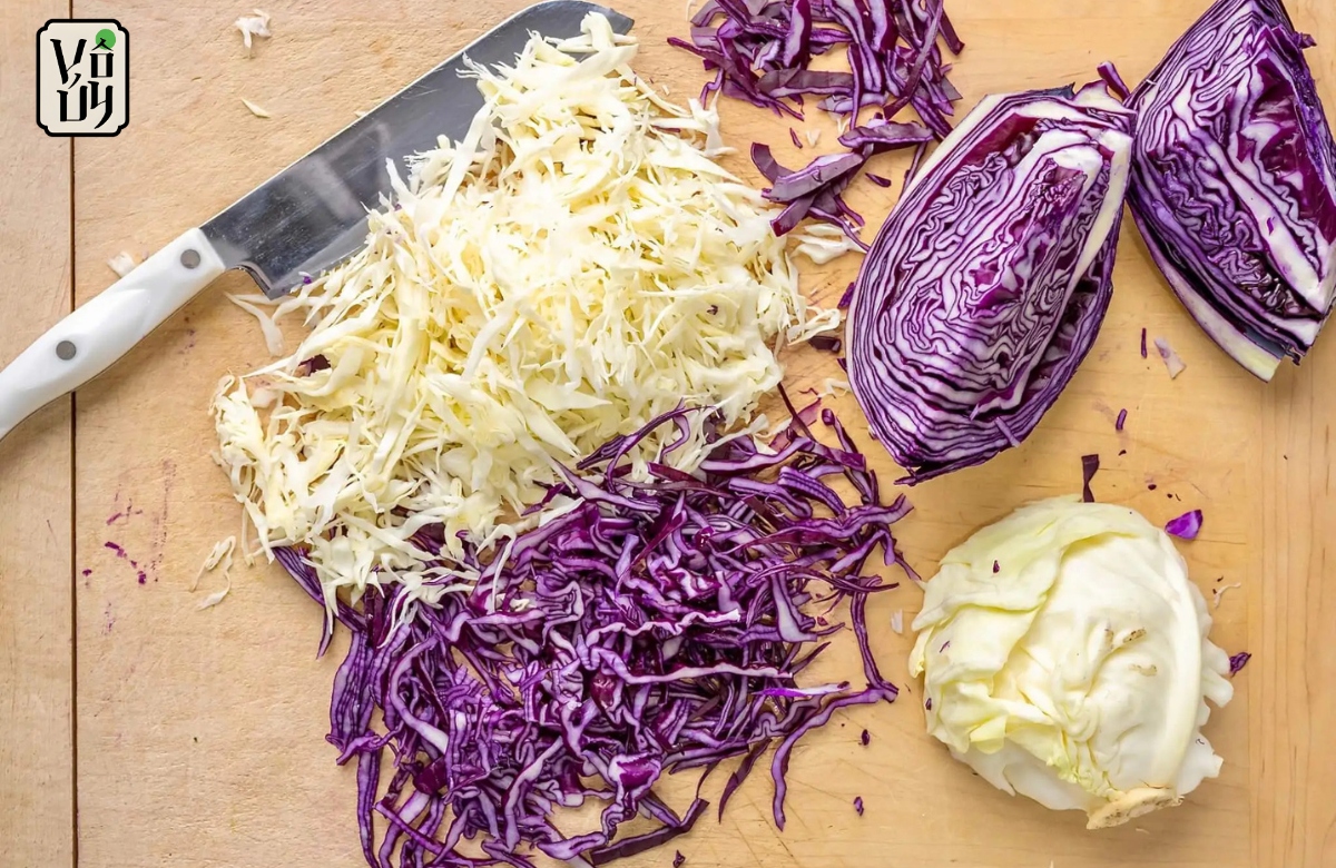 Vegan Cabbage Salad with Peperomia (Rau Càng Cua)