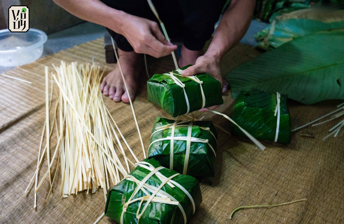 Gói bánh chưng bằng khuôn gỗ