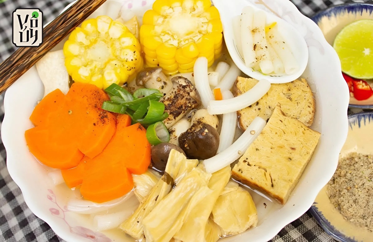 Cách nấu nui chay rau củ thập cẩm với nước dùng ngọt thanh