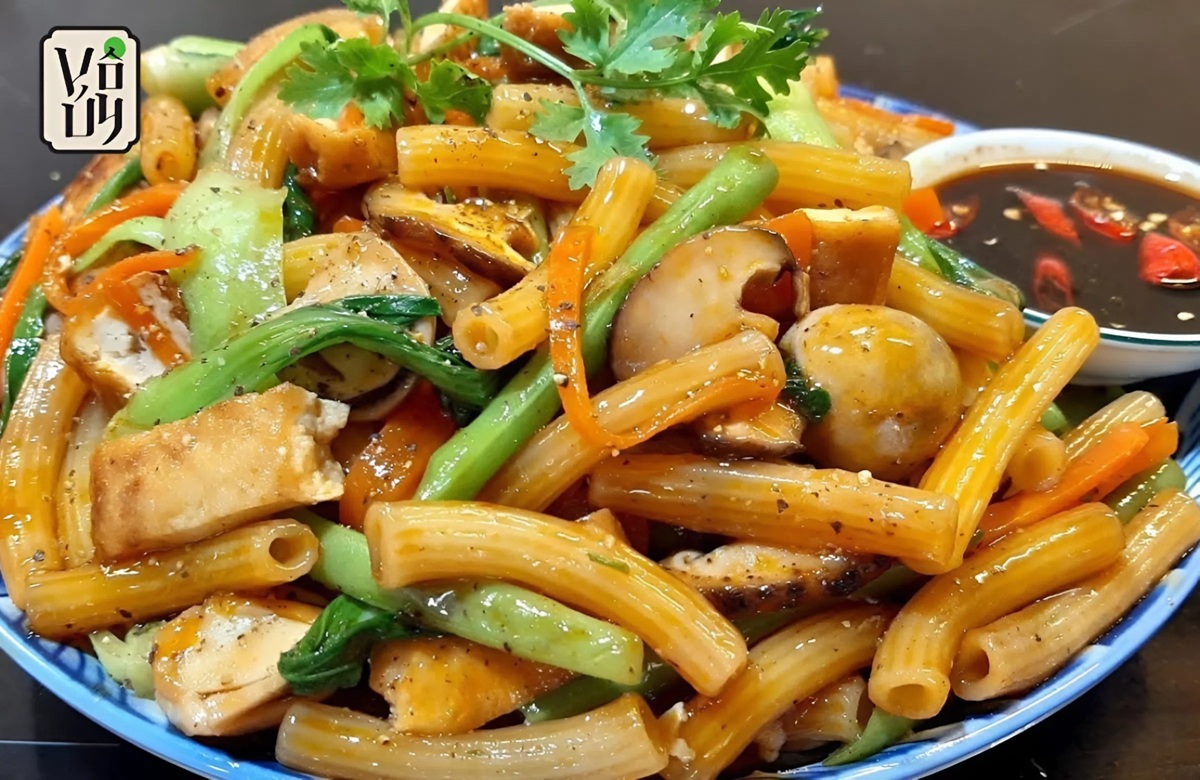Cách nấu nui xào nấm rau củ chay đơn giản