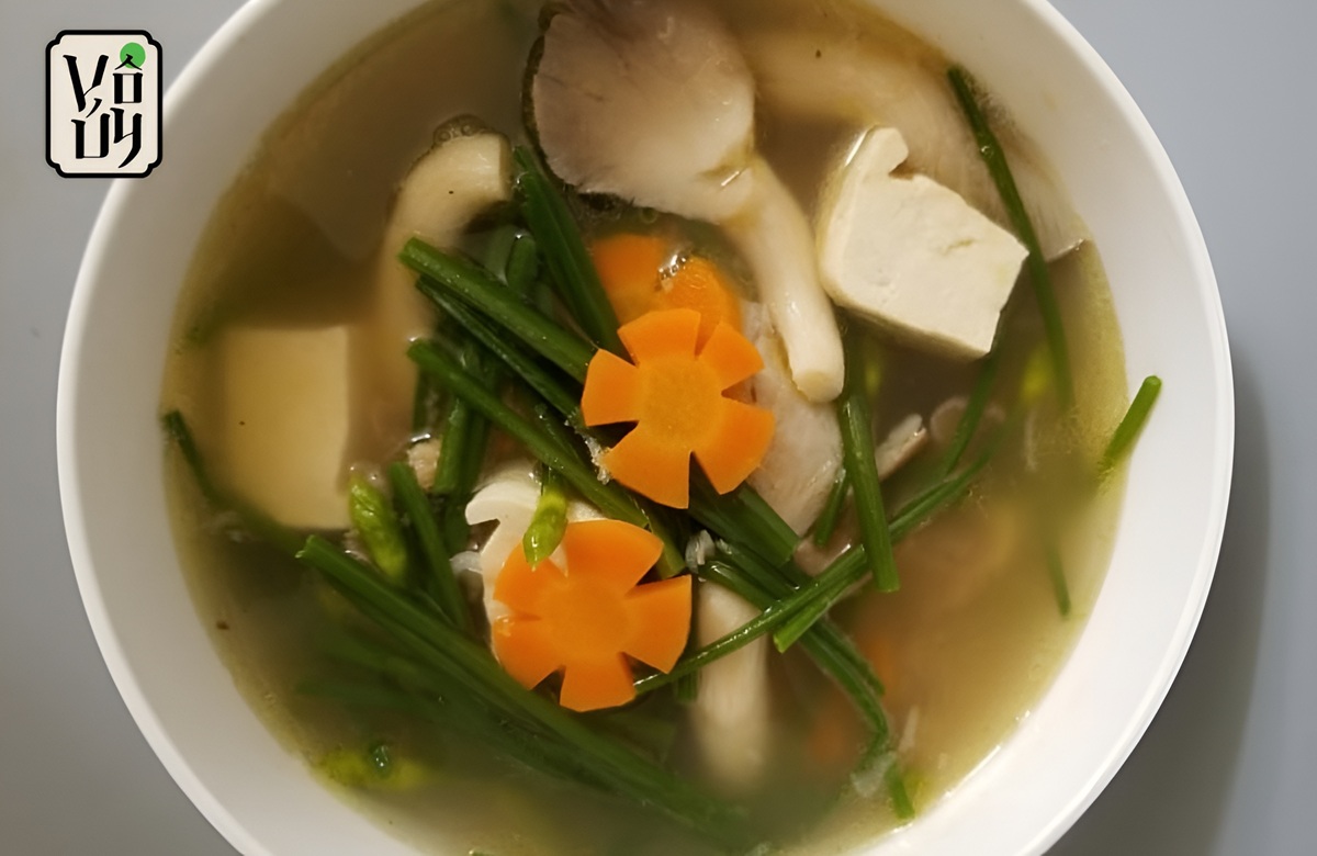 Cách nấu canh nấm bông hẹ đậu phụ chay giải nhiệt
