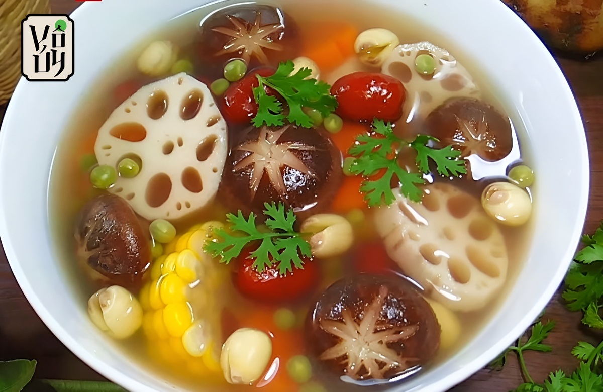 Cách nấu canh hạt sen táo đỏ chay thanh ngọt