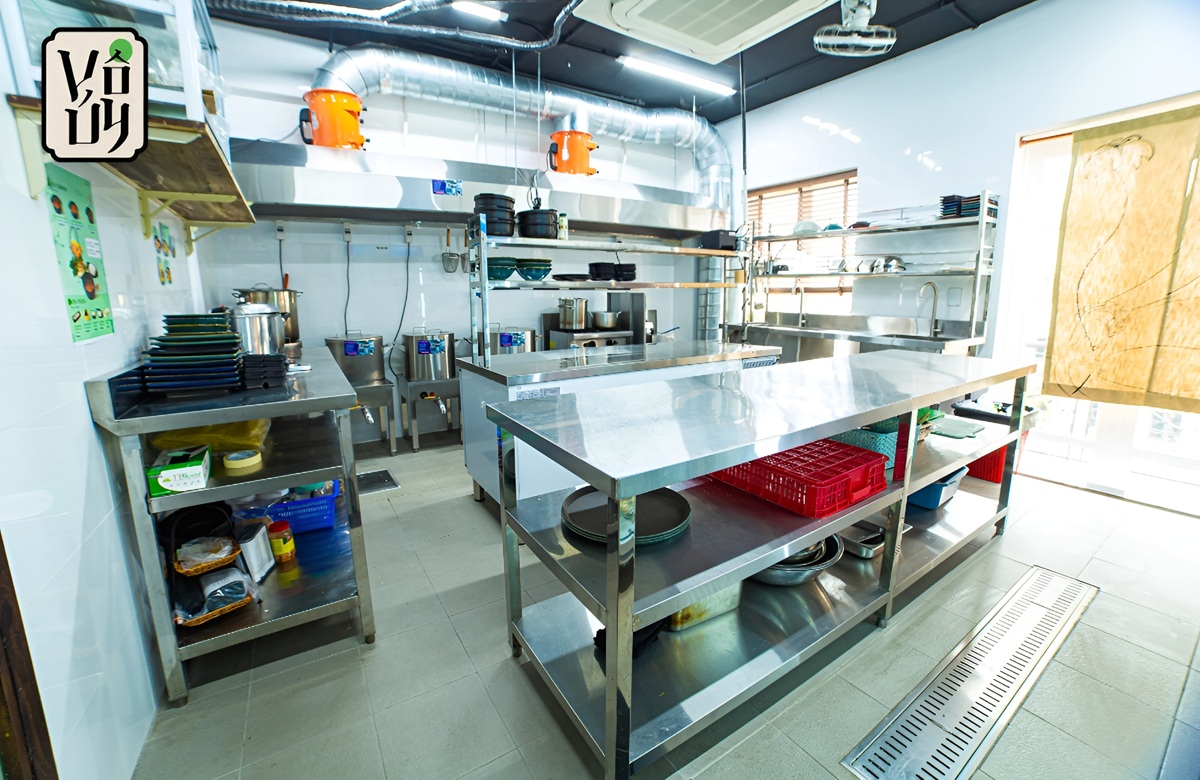 Không gian bếp sạch sẽ và chỉn chu tại nhà hàng chay Vô Úy