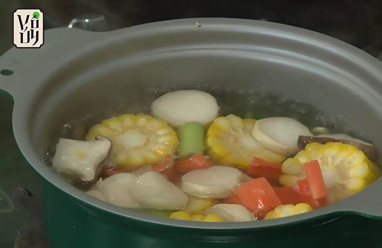 Finishing the prepared vegetarian fermented fish noodle soup broth
