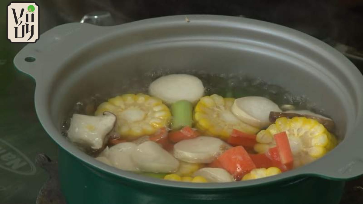 Finishing the vegetarian fermented fish noodle soup broth