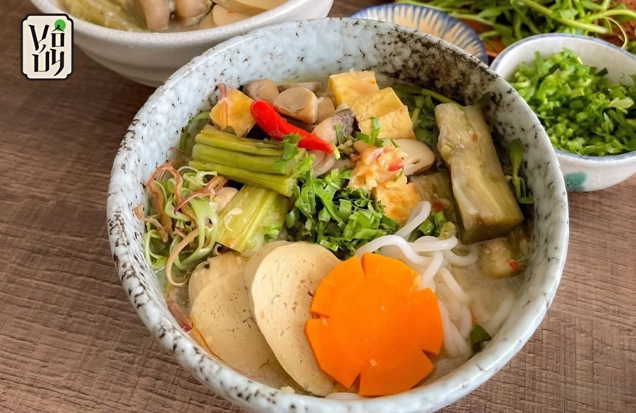 Arrange the noodles and toppings in each serving bowl