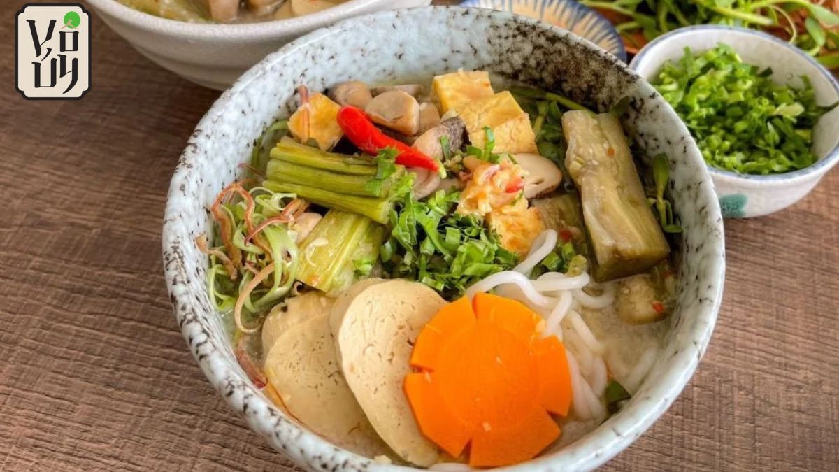 Assembling vegetarian fermented fish noodle soup in a serving bowl