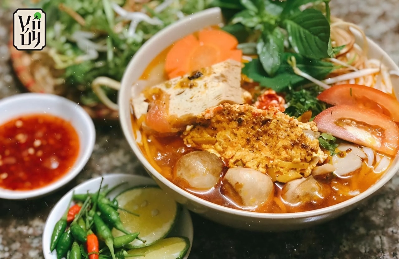 Vegetarian Bún Mọc Variations