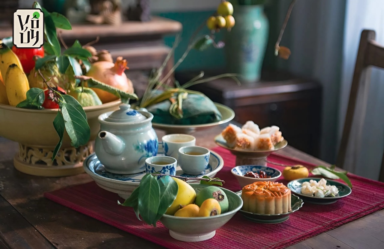 Thưởng trà và bánh Trung Thu trong ngày Rằm tháng 8